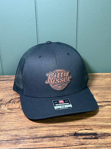 Kitty kisser all black 6 panel